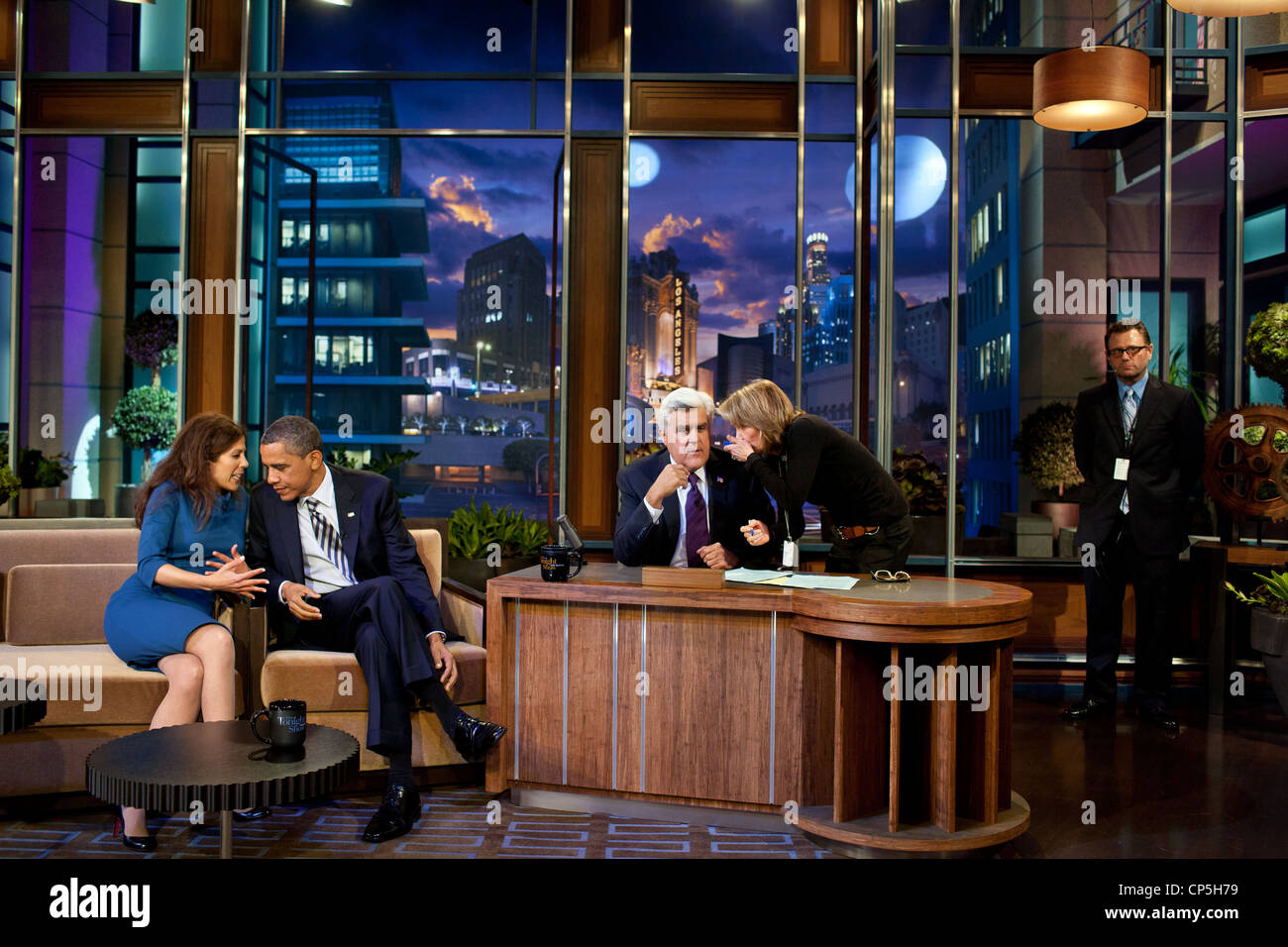 Le président Barack Obama parle avec co-producteur Michele Tasoff au cours d'une pause dans l'enregistrement "The Tonight Show with Jay Leno" sur NBC Banque D'Images