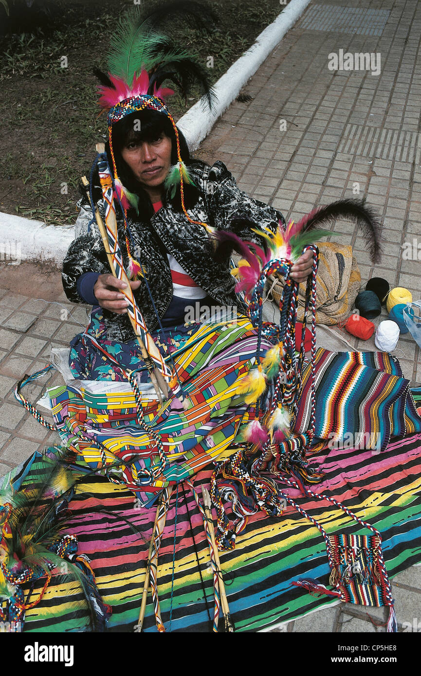 Paraguay - Asuncion. Femme vend des produits de l'artisanat traditionnel. Banque D'Images