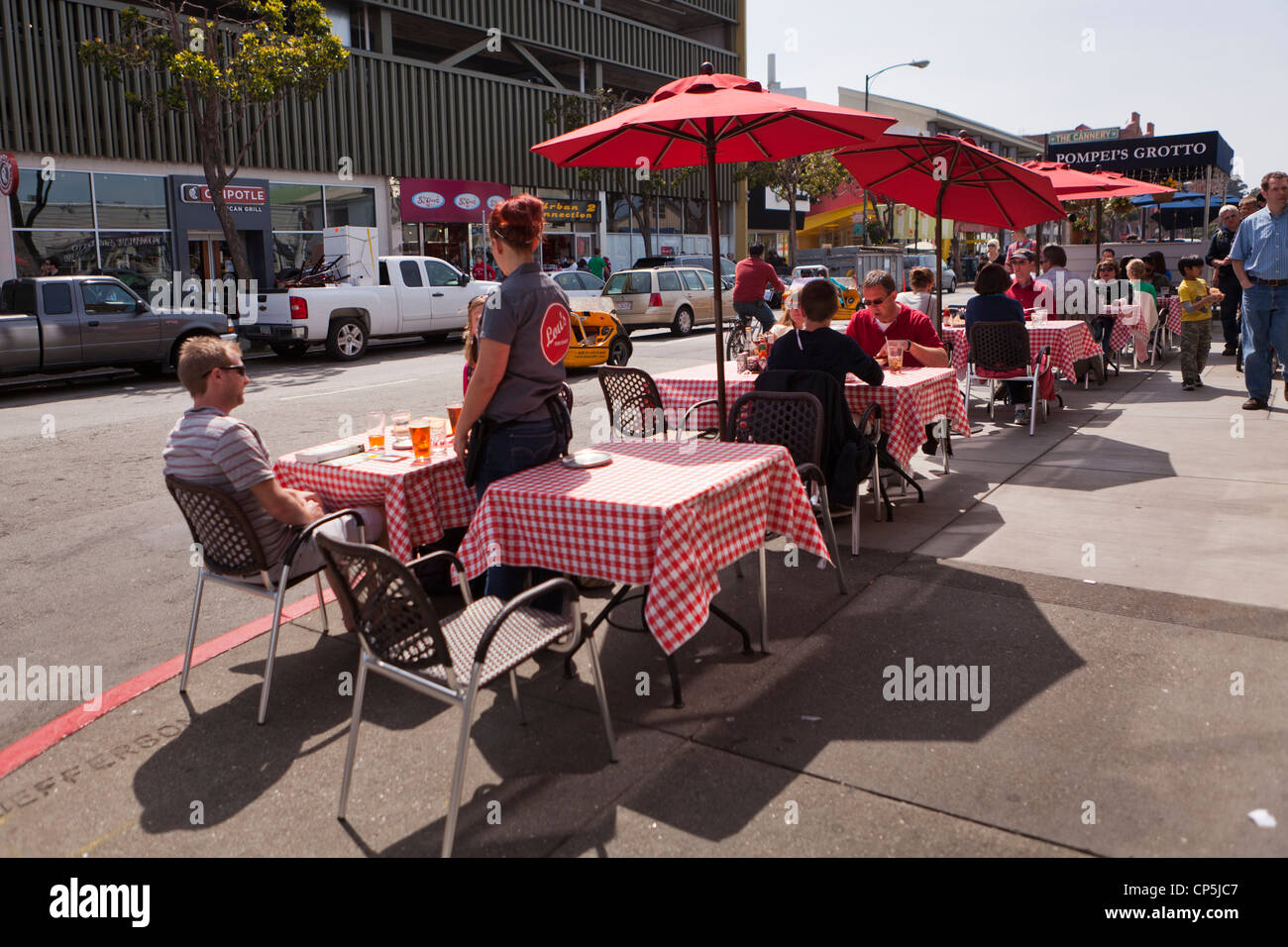 Tables de restaurant sur le trottoir Banque D'Images