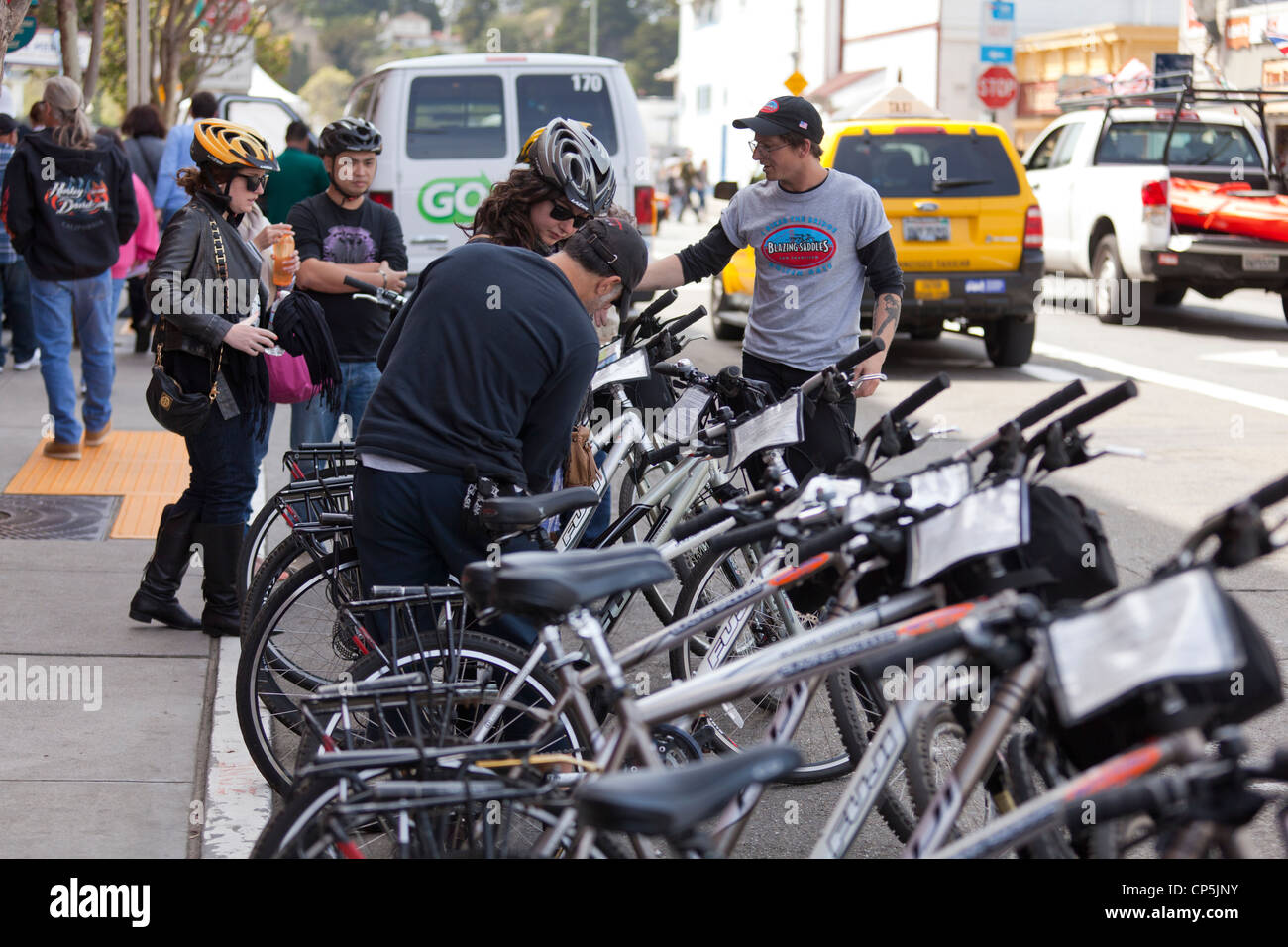 Les touristes louant des vélos - San Francisco, California USA Banque D'Images