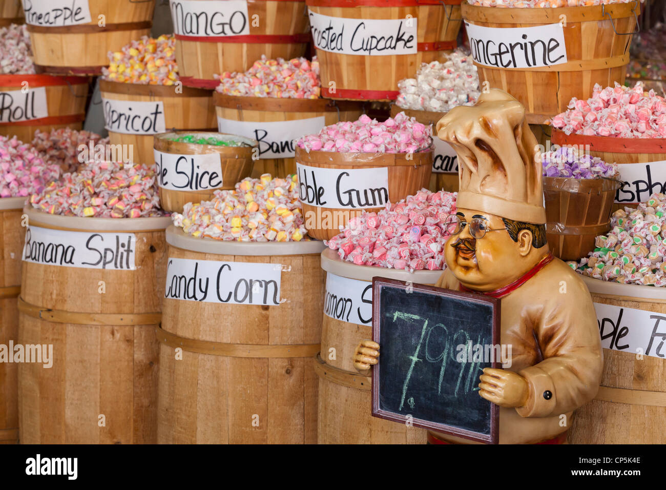 De nombreuses saveurs de l'eau salée la tire sur affichage en magasin de bonbons Banque D'Images