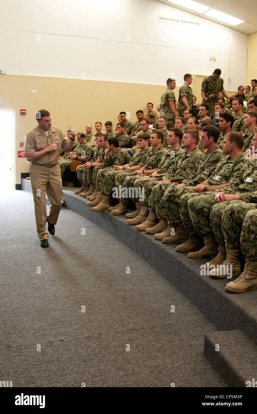 Vice ADM. Michael Rogers, commandant du US Fleet Cyber Command et de la US 10th Fleet, s'adresse aux officiers du corps de domination de l'information et aux marins de la communauté navale spéciale de guerre à une base amphibie navale Coronado lors d'un appel à mains libres. Le cybercommandement de la flotte est l'autorité centrale de la Marine pour les réseaux, la cryptologie et l'intelligence des signaux, les opérations d'information, la cyberguerre, la guerre électronique et les capacités spatiales. ( Banque D'Images