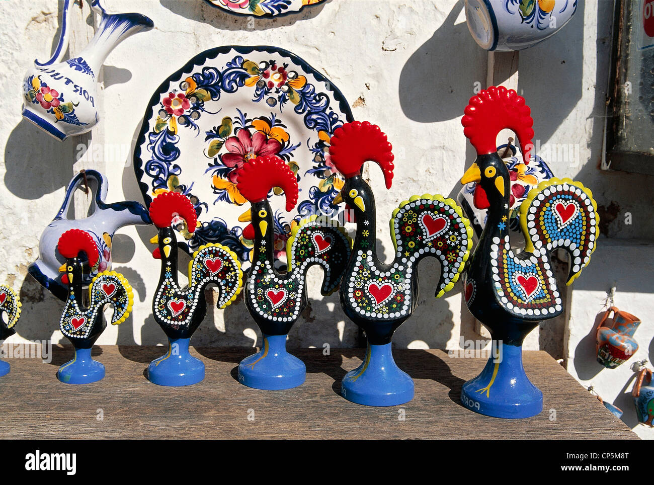 Portugal - Centro - Obidos. Vente d'artisanat : Coq en céramique symbole de Portugal. Banque D'Images