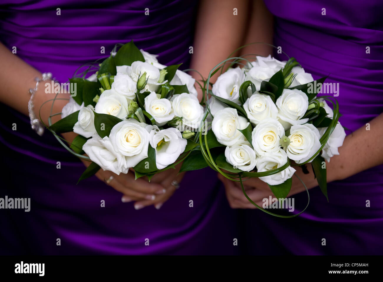 Bridesmaids holding bouquet de fleurs à un mariage Banque D'Images