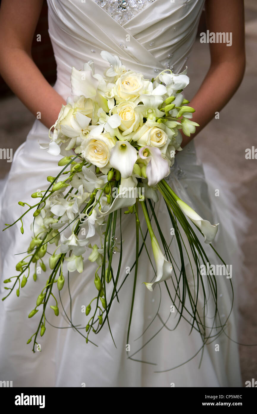 Bride holding a bouquet de fleurs le jour de son mariage Banque D'Images