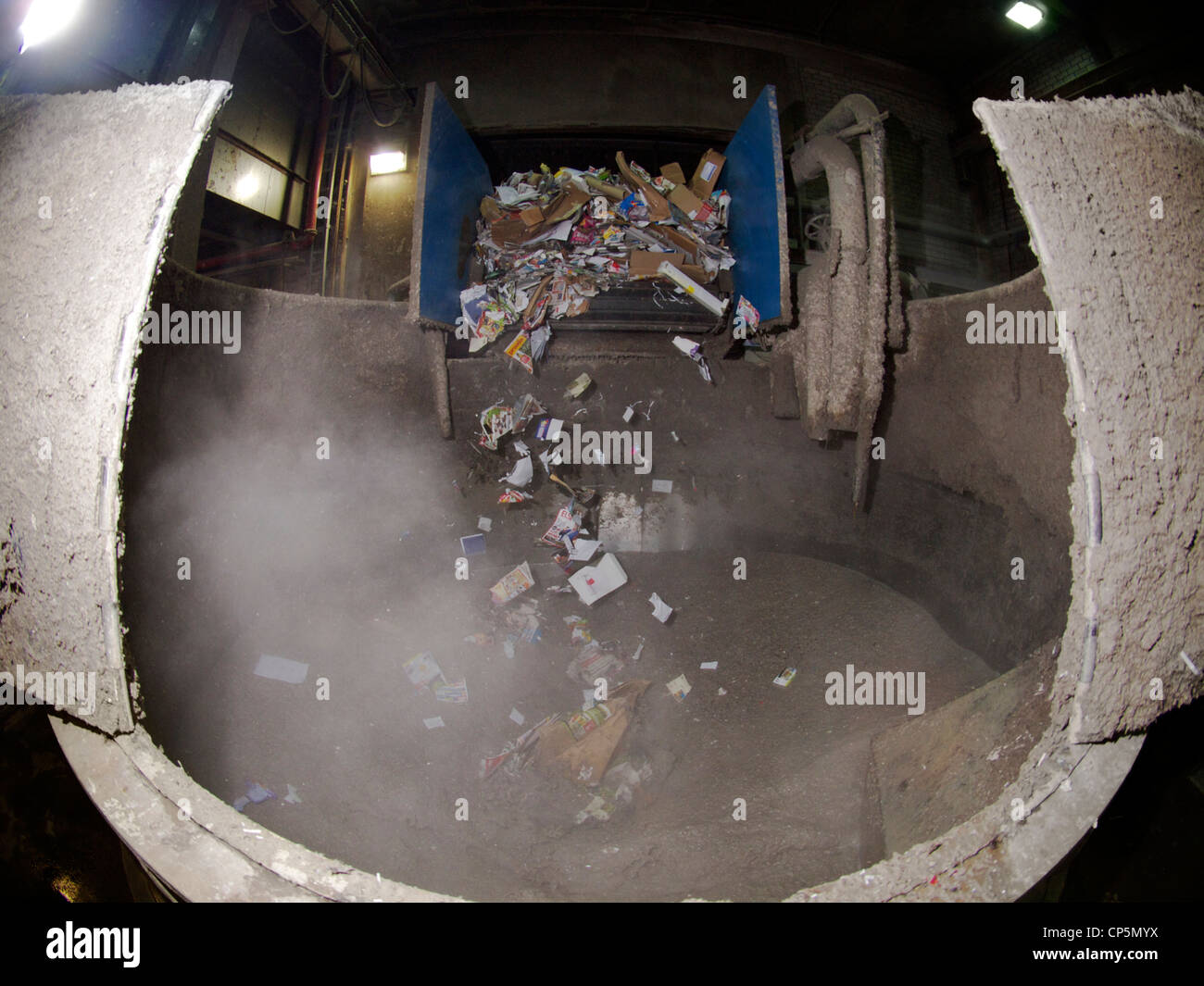 L'alimentation de la bande de papier du gaspillage dans un broyeur dans une usine à papier à Groningen, Pays-Bas Banque D'Images