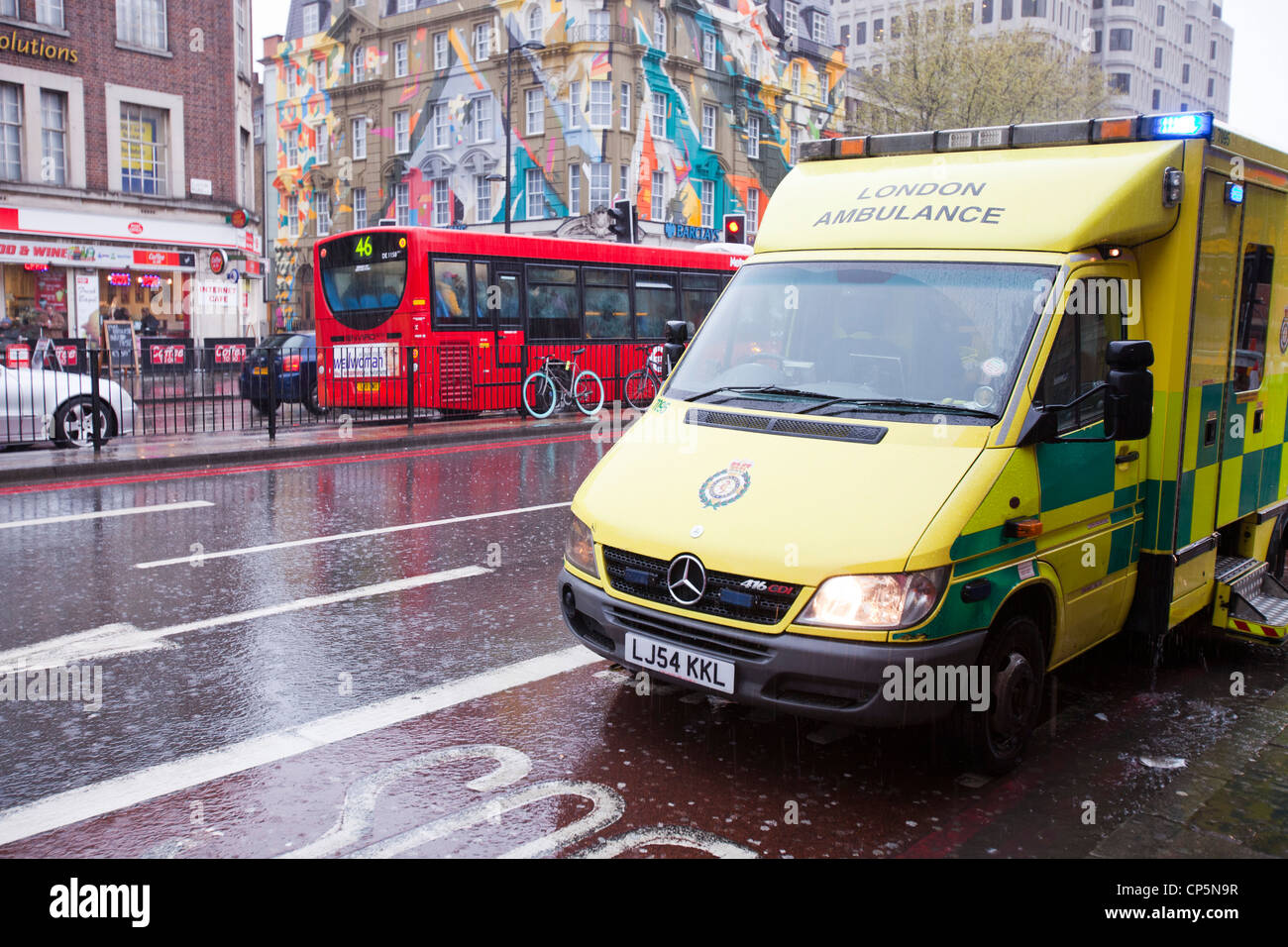 La pluie torrentielle inonde les gouttières d'un orage dans la région de Kings Cross, London, UK. Banque D'Images