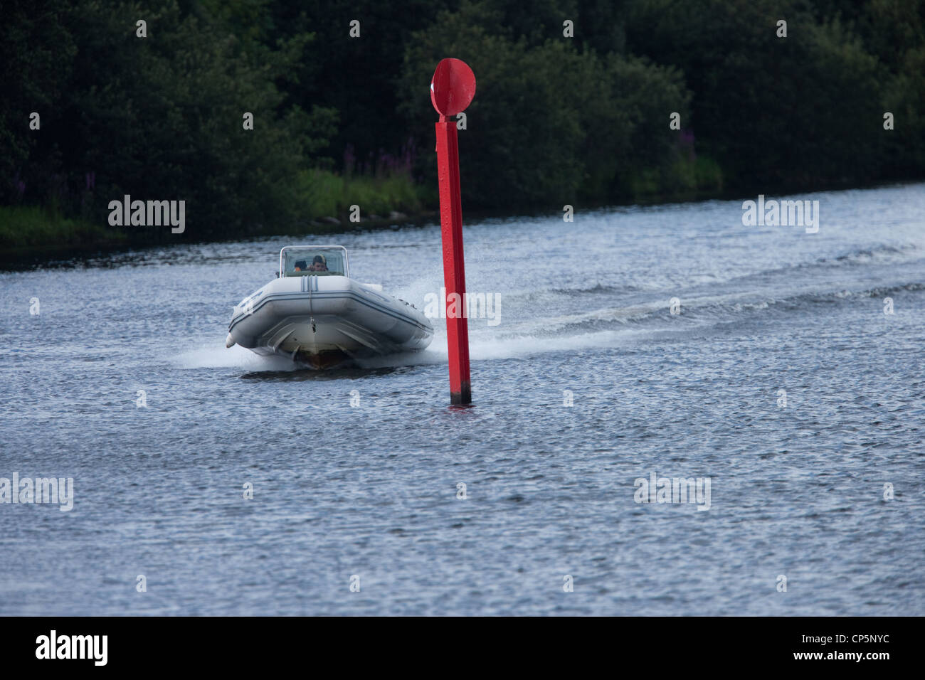 Nervure à la vitesse sur la rivière Shannon près de marqueur rouge Banque D'Images