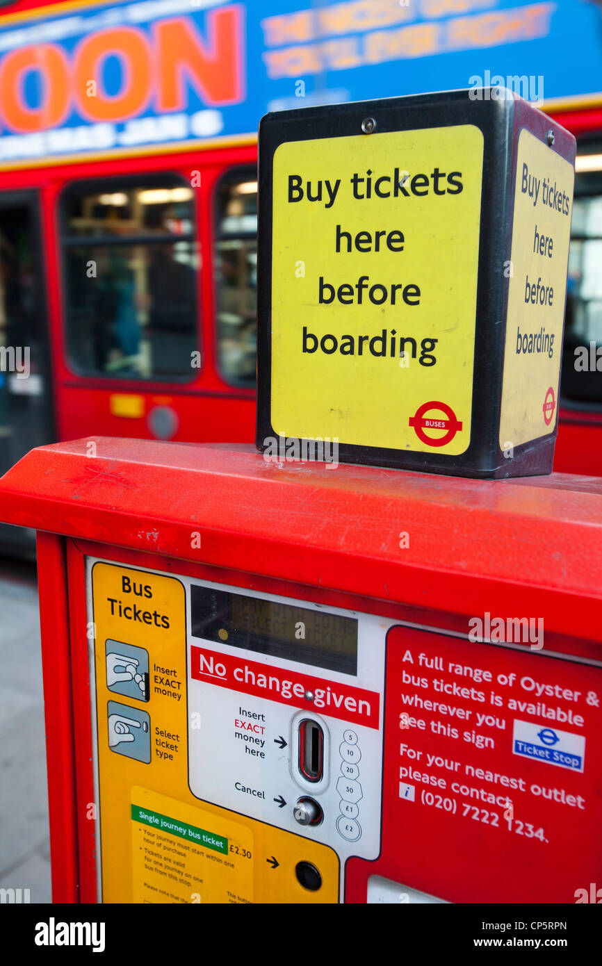 Un ticket de bus machine à Kings Cross, Londres, Royaume-Uni Photo Stock -  Alamy