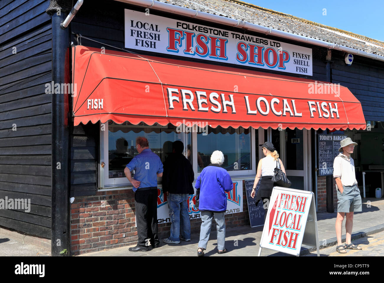 3812. Les chalutiers de Folkestone boutique de fruits de mer, le port de Folkestone, Kent, UK Banque D'Images