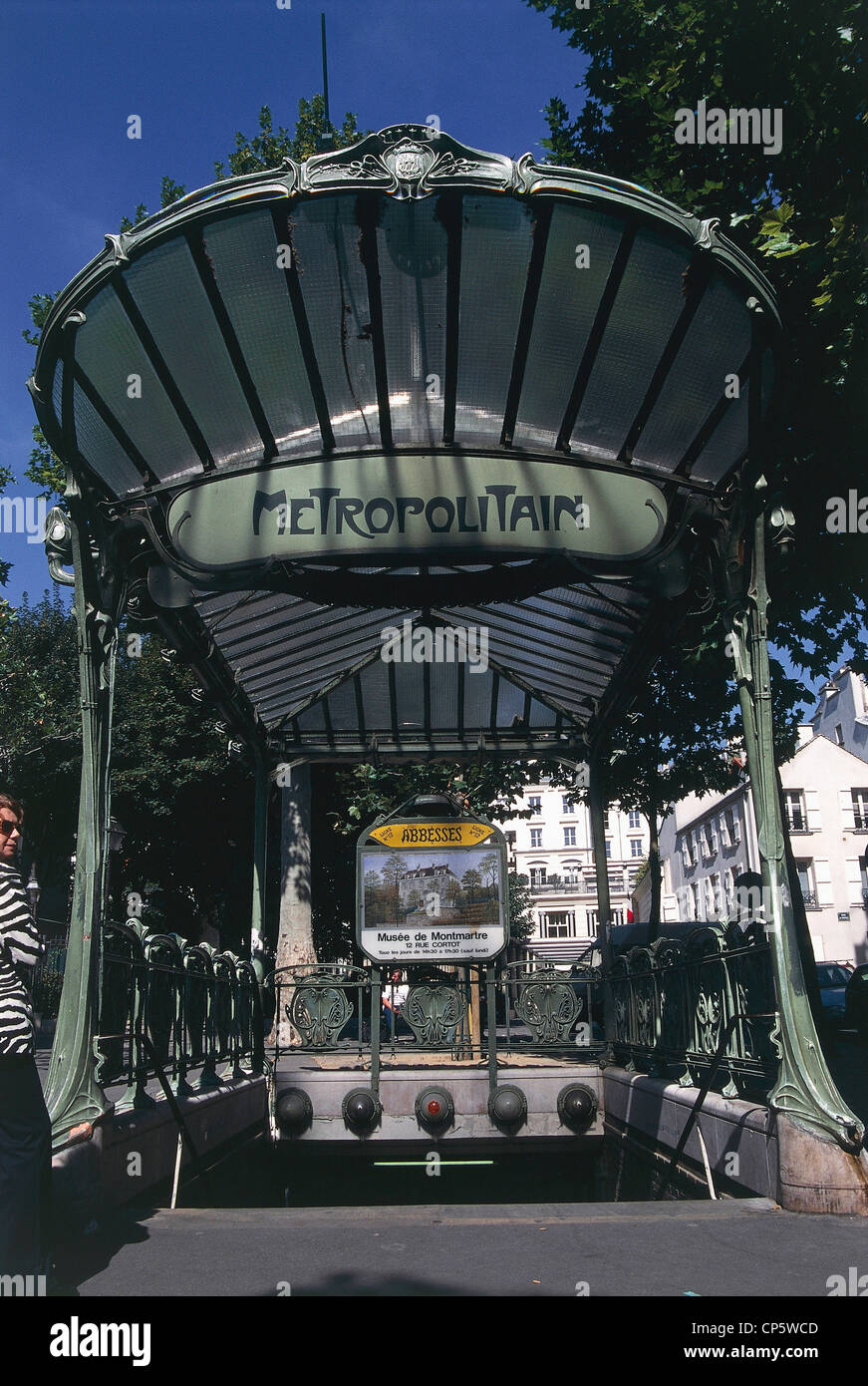 France - Paris. Entrée de la station de métro Abbesses' 'le style Art Nouveau par l'architecte Hector Guimard (1867-1942). Banque D'Images