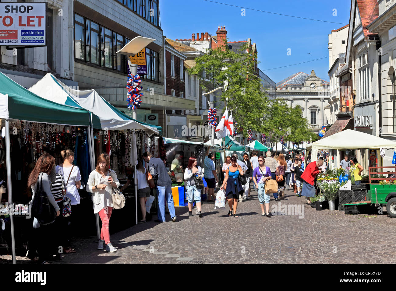 3823. La zone piétonne de Sandgate Road Market, Folkestone, Kent, UK