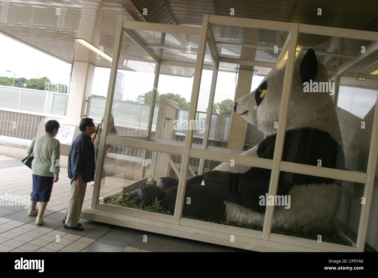 'Grand panda dans la publicité de cage de zoo de Ueno, à la Gare de Ueno, Tokyo, Japon Banque D'Images