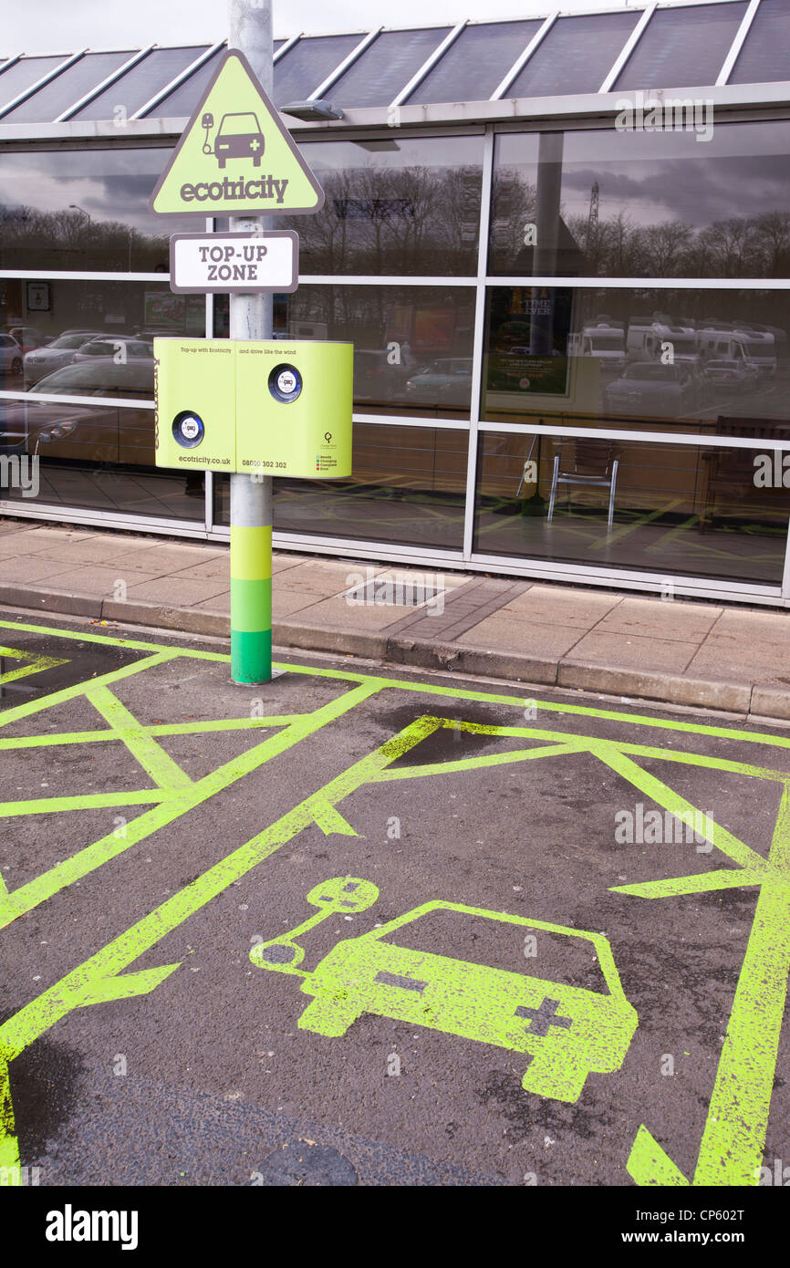 Une station de recharge de véhicules électriques à Charnock Richard services sur l'autoroute M6, au Royaume-Uni. Banque D'Images