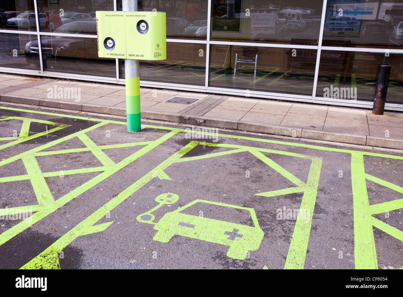 Une station de recharge de véhicules électriques à Charnock Richard services sur l'autoroute M6, au Royaume-Uni. Banque D'Images