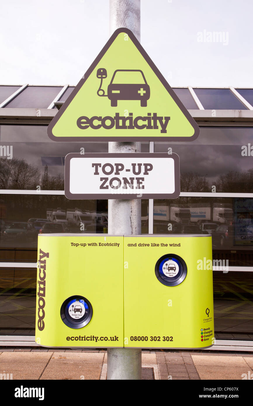 Une station de recharge de véhicules électriques à Charnock Richard services sur l'autoroute M6, au Royaume-Uni. Banque D'Images