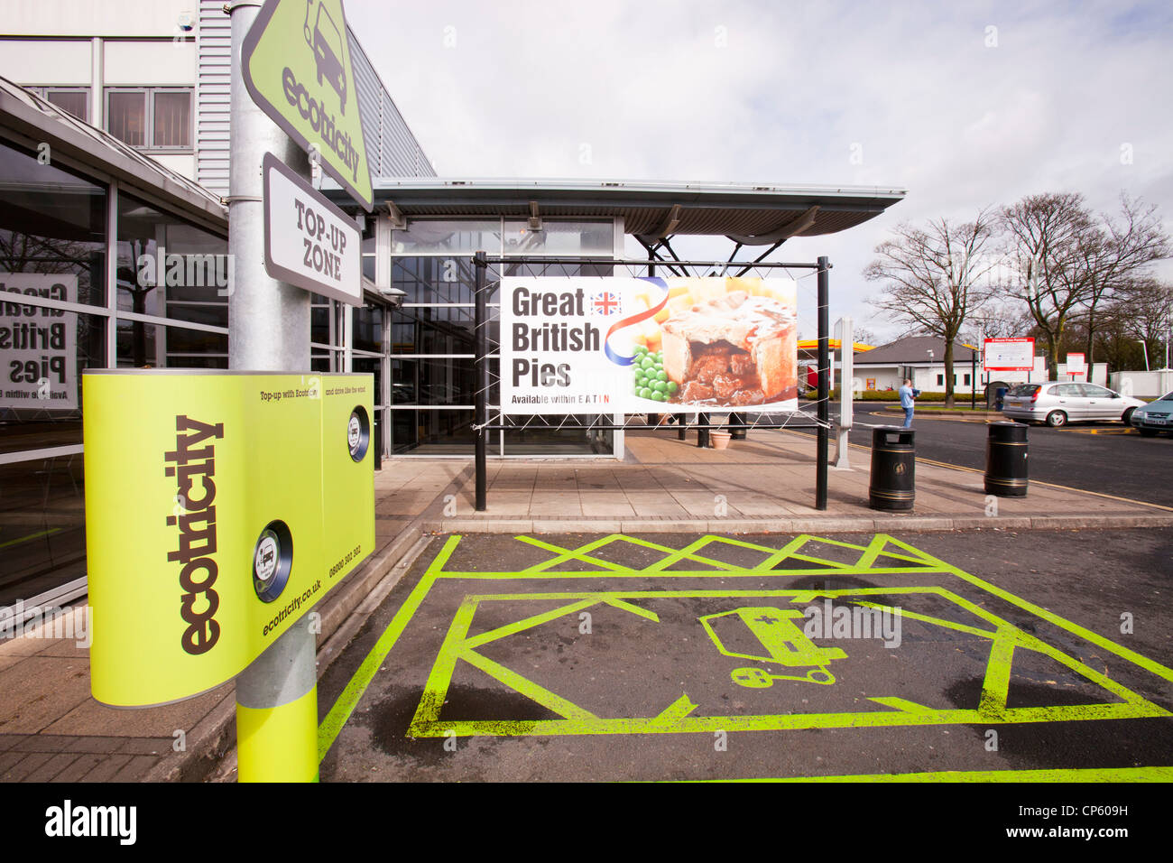 Une station de recharge de véhicules électriques à Charnock Richard services sur l'autoroute M6, au Royaume-Uni. Banque D'Images