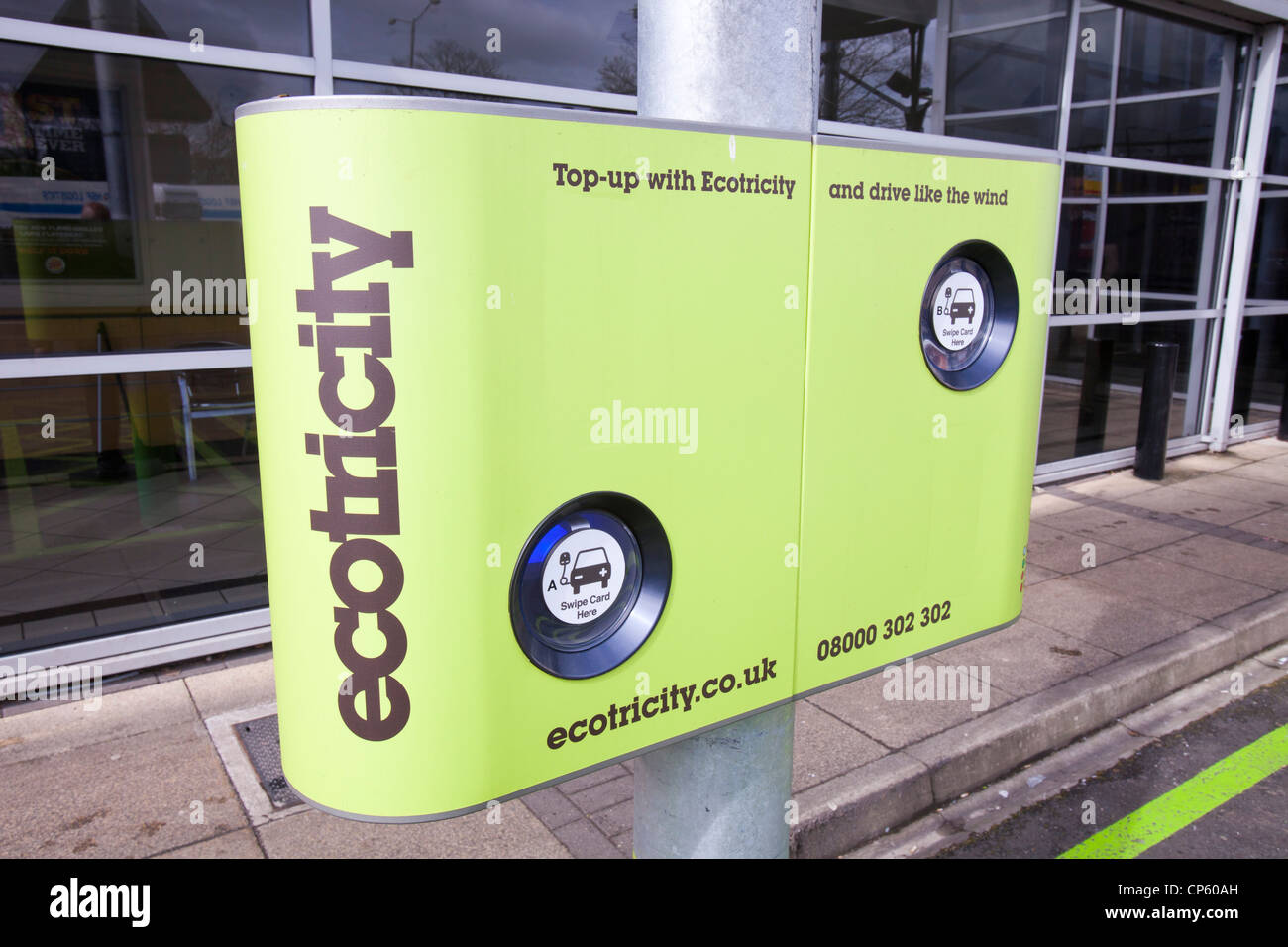 Une station de recharge de véhicules électriques à Charnock Richard services sur l'autoroute M6, au Royaume-Uni. Banque D'Images