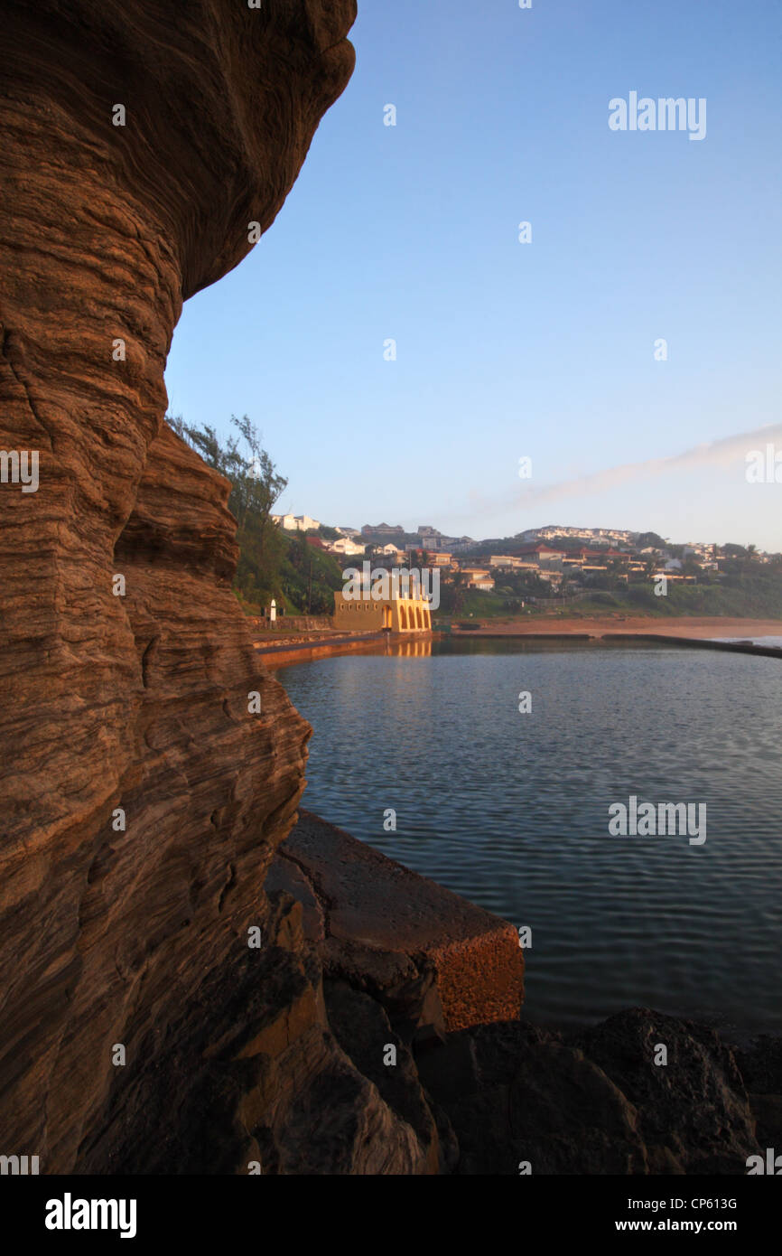 Falaises de grès du bassin de marée de Charlie, Thompson's Bay, Ballito sur la côte nord du Kwazulu Natal, Afrique du Sud Banque D'Images