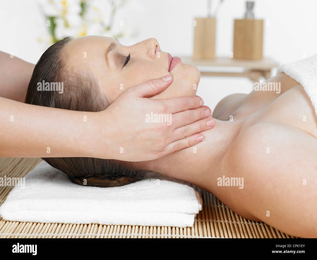 Jeune femme donnant Masseur massage du visage au spa Banque D'Images