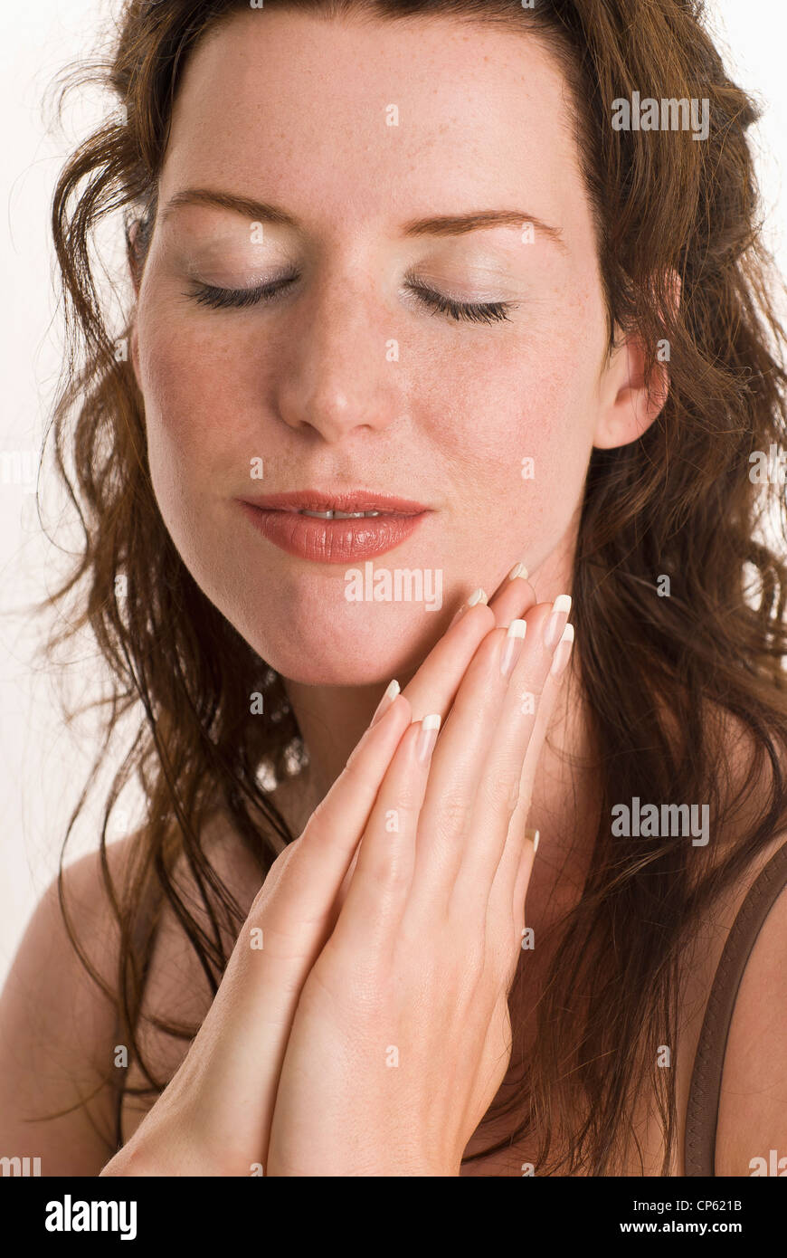 Jeune femme avec les yeux fermés, Close up Banque D'Images