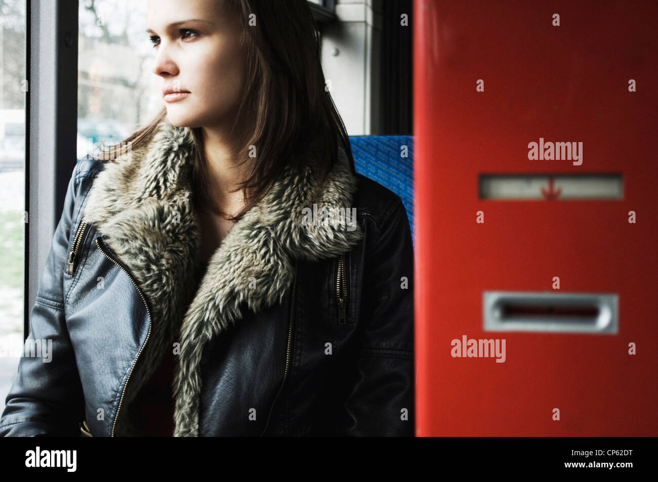 Allemagne, Düsseldorf, jeune femme en bus public Banque D'Images