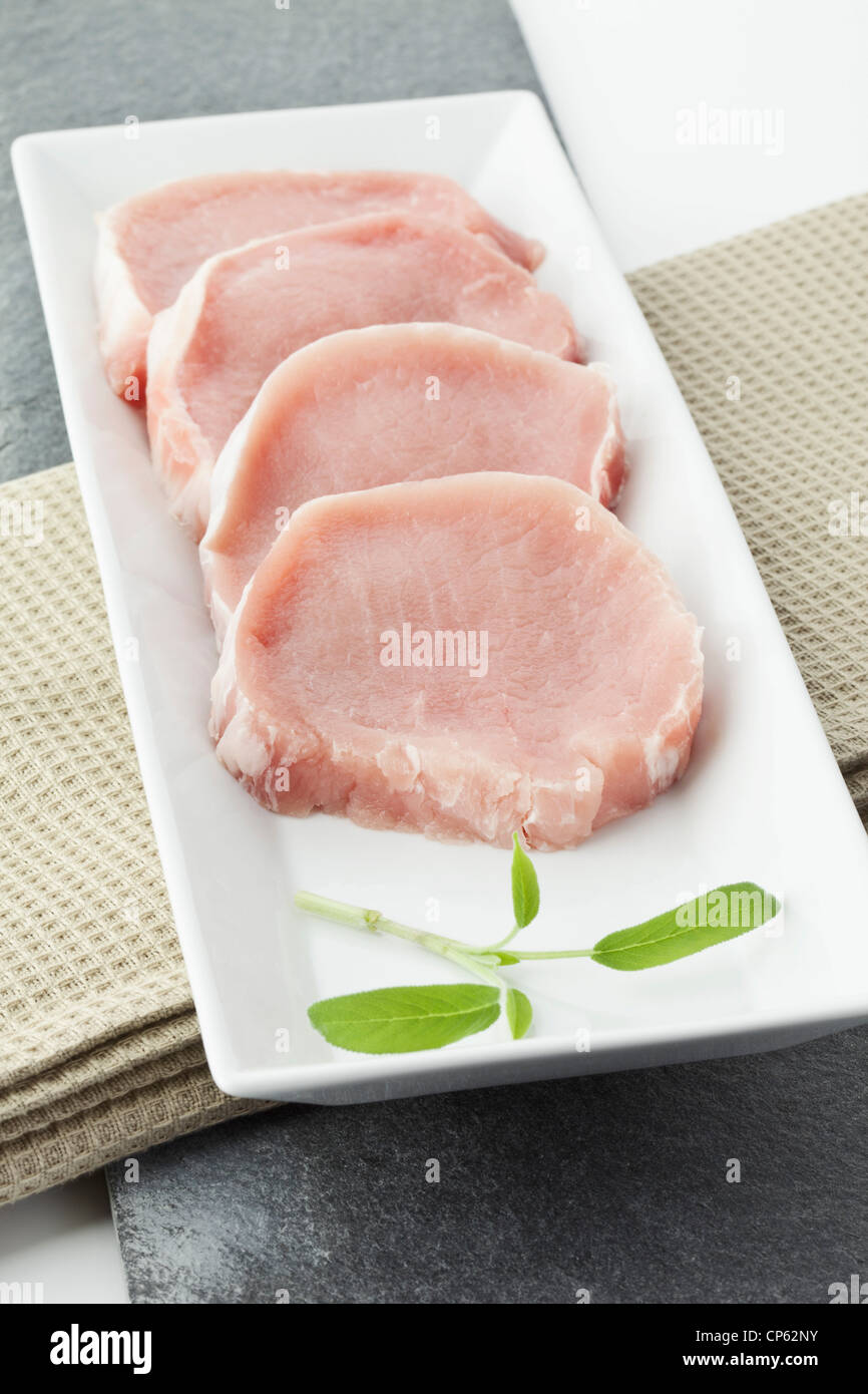 Selle brut steaks de plaque sur nappes Banque D'Images