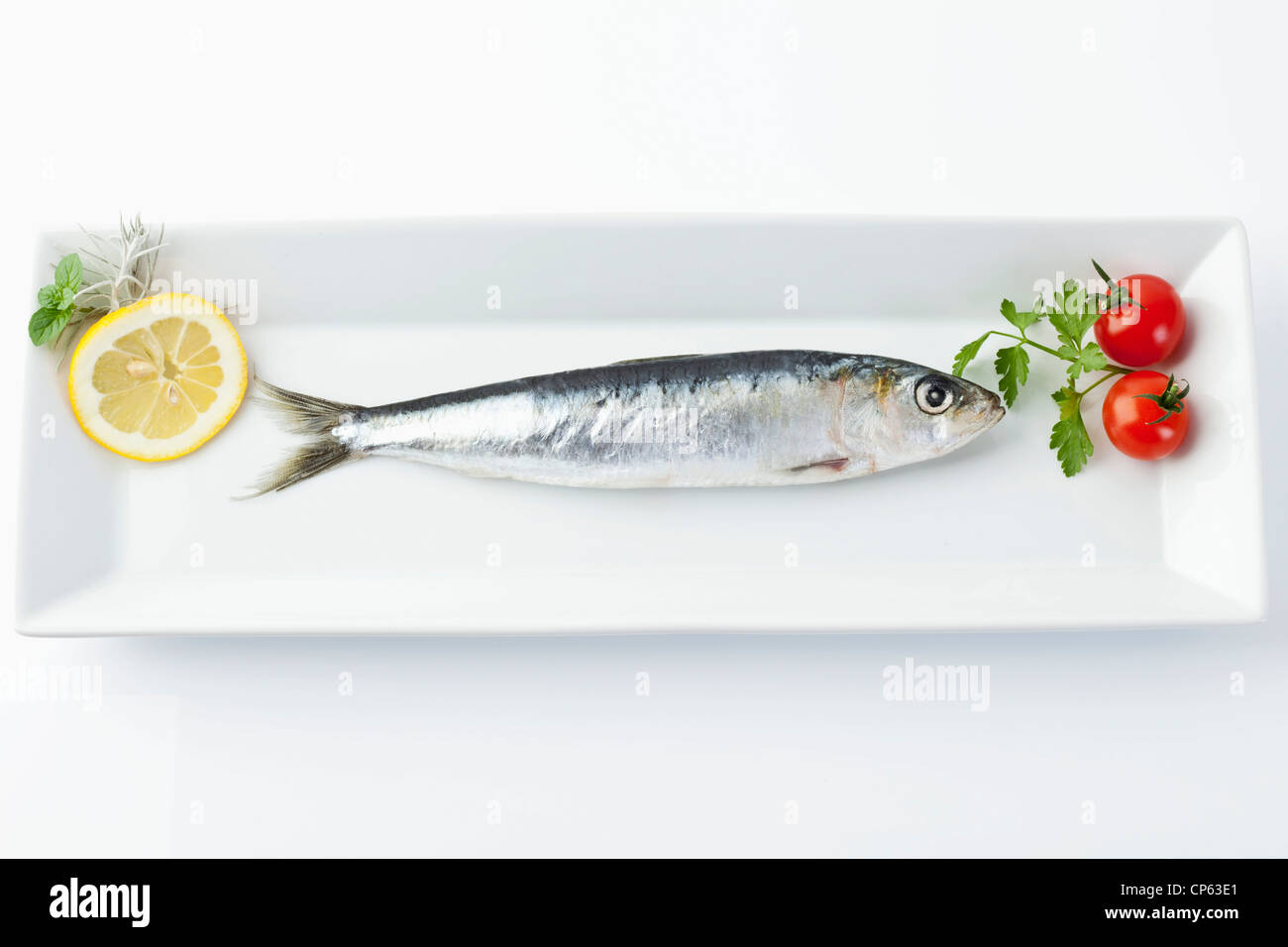 Les sardines au citron et tomate dans la plaque Banque D'Images