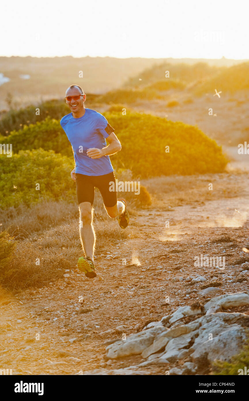 Portugal, Algarve, Mature man jogging par coast Banque D'Images