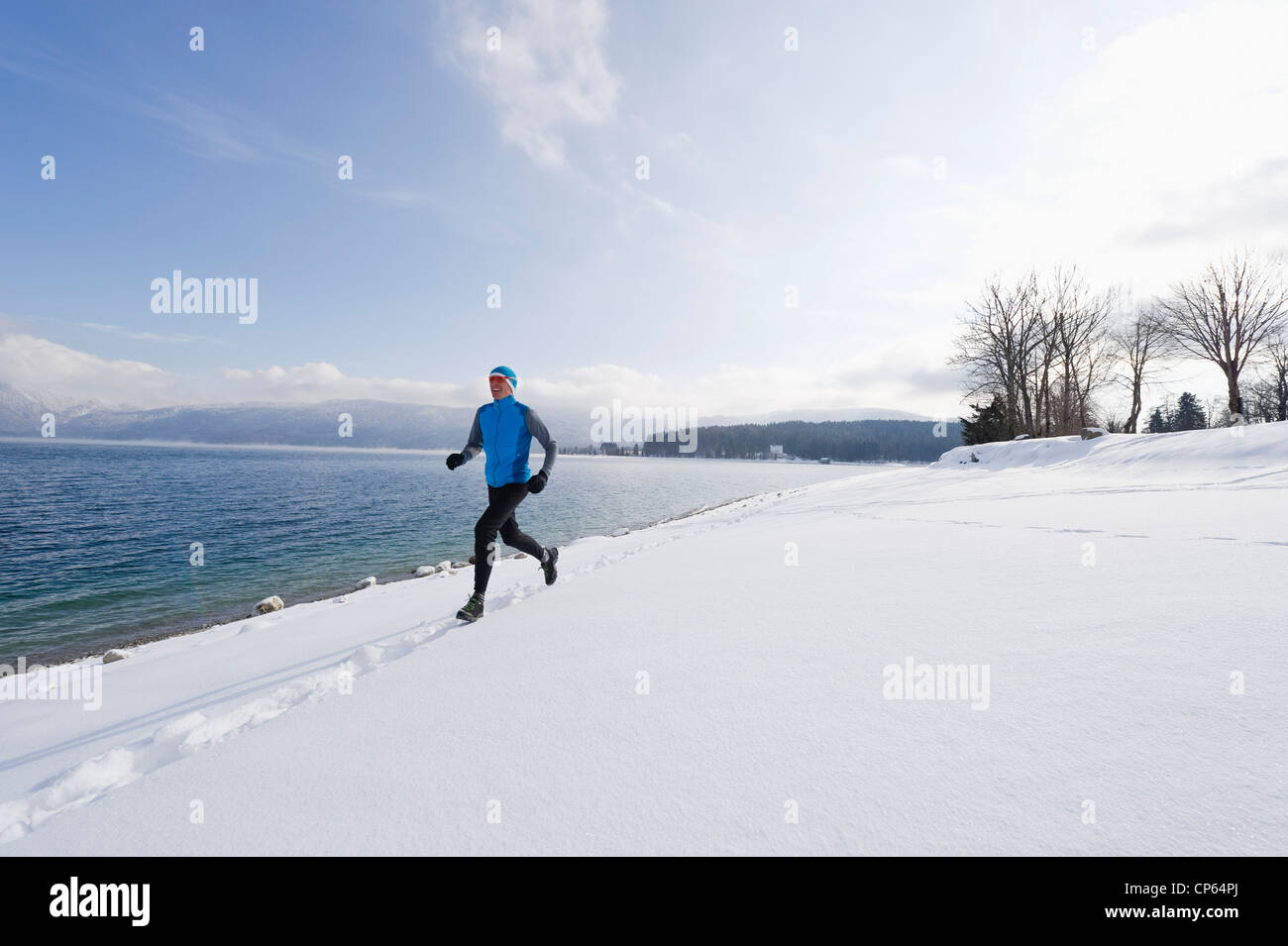 Allemagne, Mature man jogging par lac Walchensee Banque D'Images