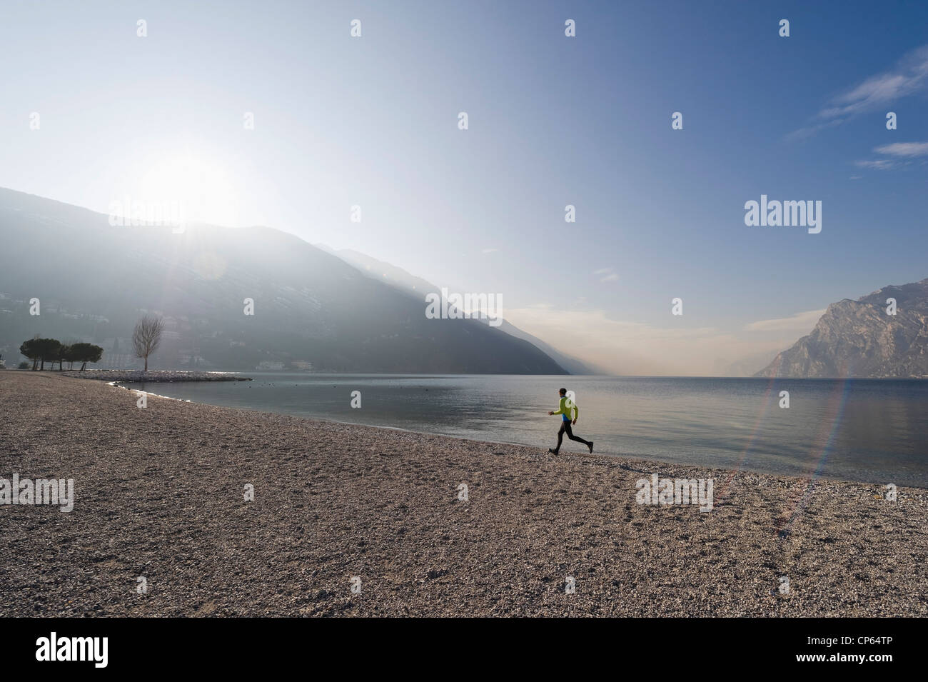 L'Italie, Mature man jogging par le lac de Garde Banque D'Images