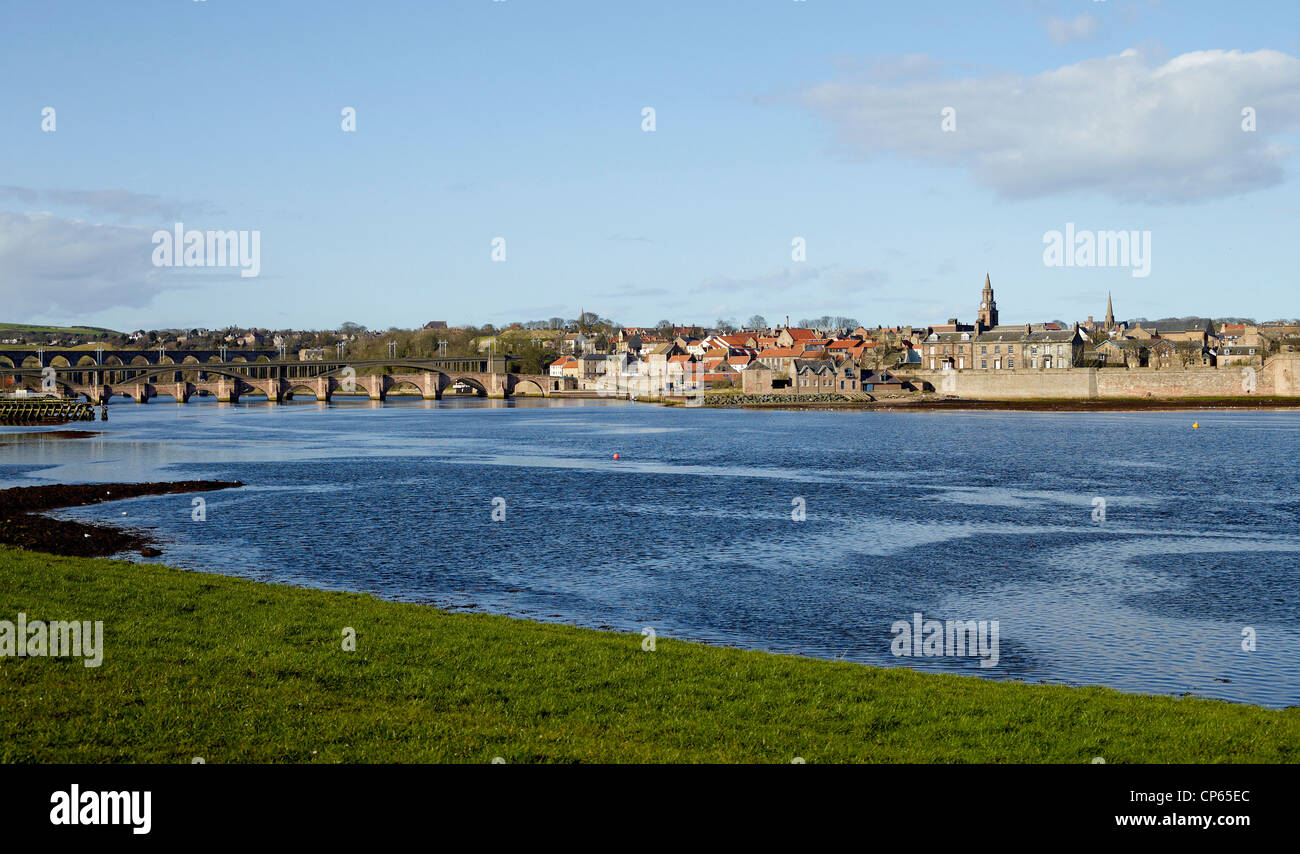 Carnforth, ville frontière, entre l'Angleterre et en Écosse, avec la rivière Tweed en premier plan Banque D'Images