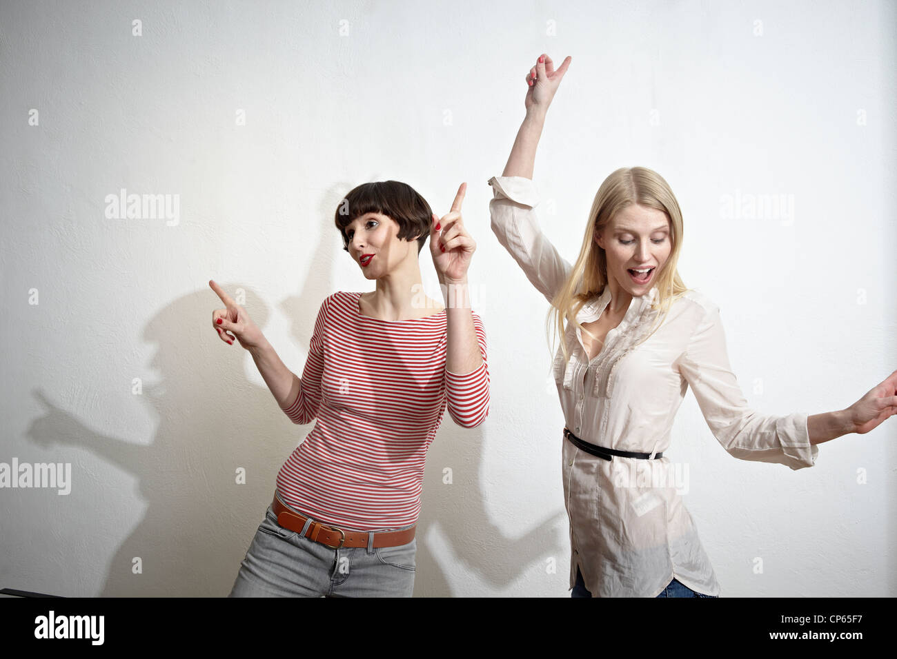 Germany, Cologne, Young women having fun, smiling Banque D'Images