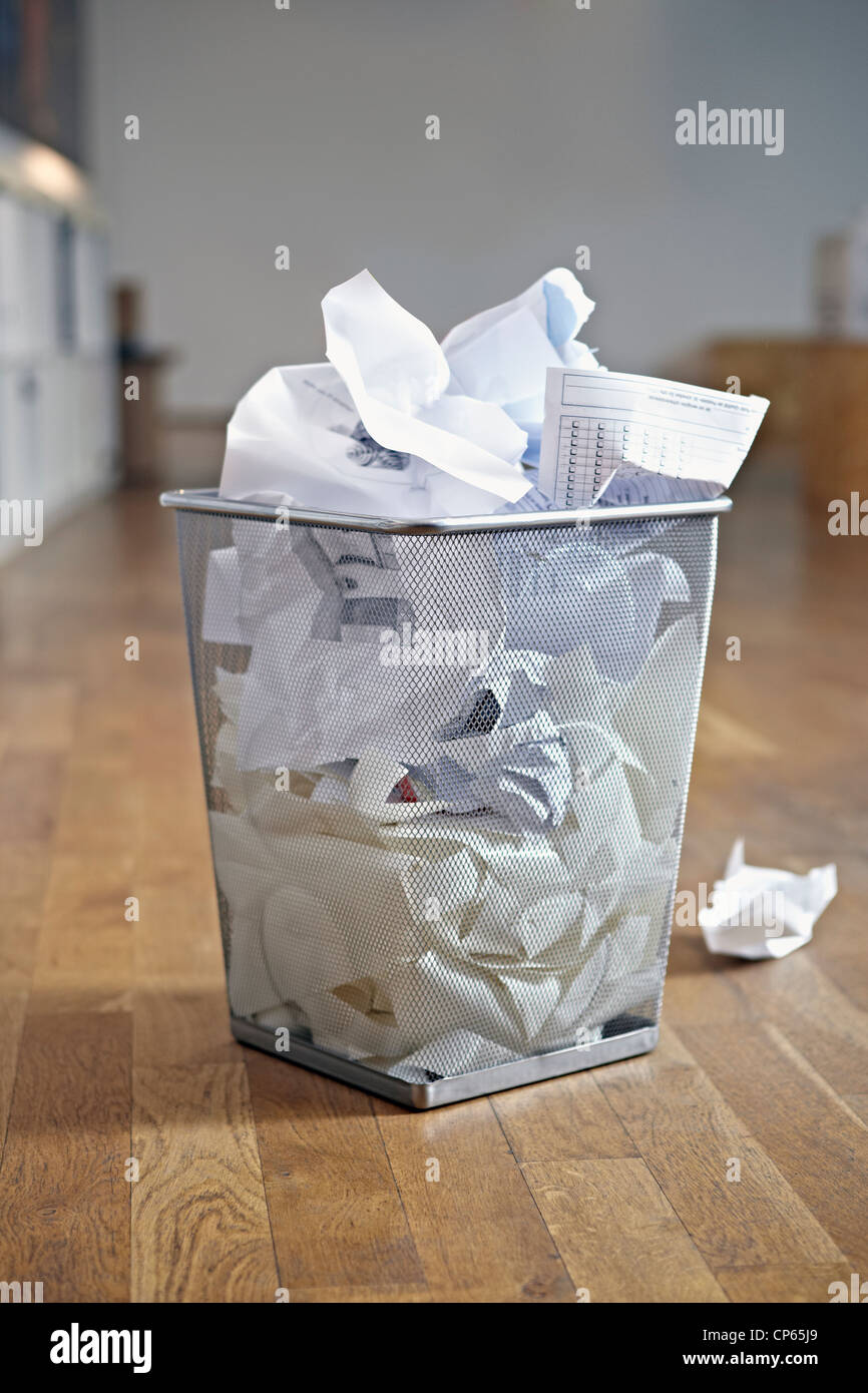 Allemagne, Cologne, panier avec les déchets de papier dans l'appartement Banque D'Images