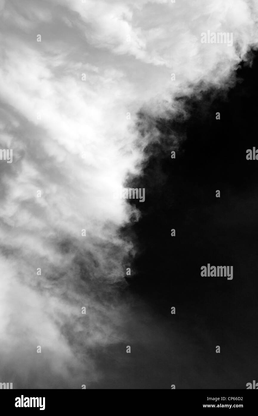 Photographie en noir et blanc de puffy nuages blancs sur un ciel clair au Colorado Banque D'Images