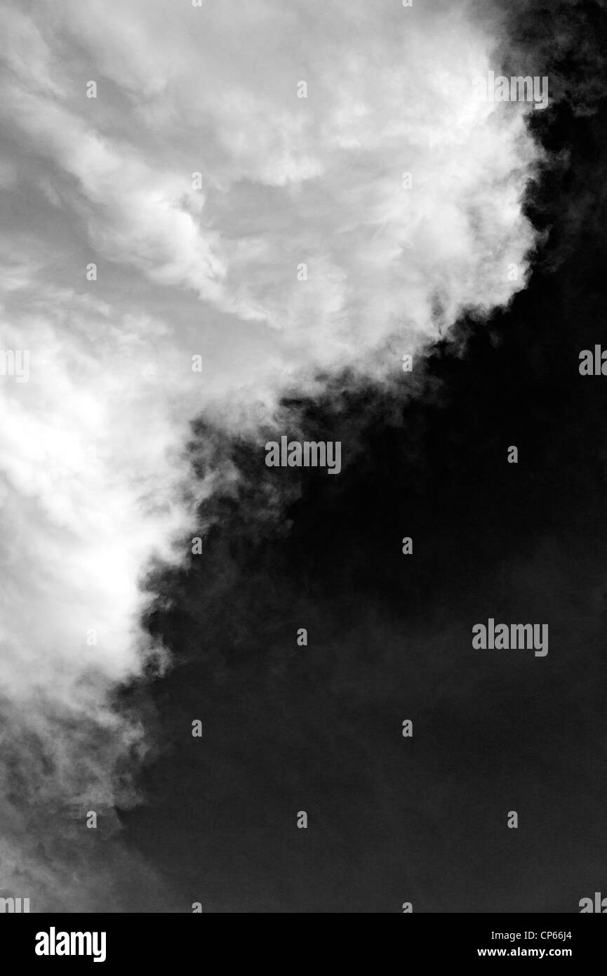 Photographie en noir et blanc de puffy nuages blancs sur un ciel clair au Colorado Banque D'Images