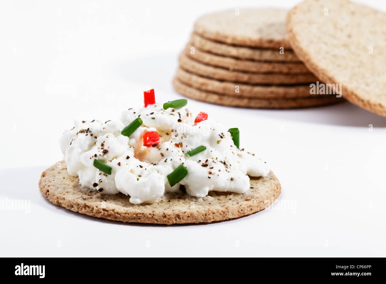 Oatcake garnie de fromage blanc garni de ciboulette,poivron rouge et poivre du moulin Banque D'Images