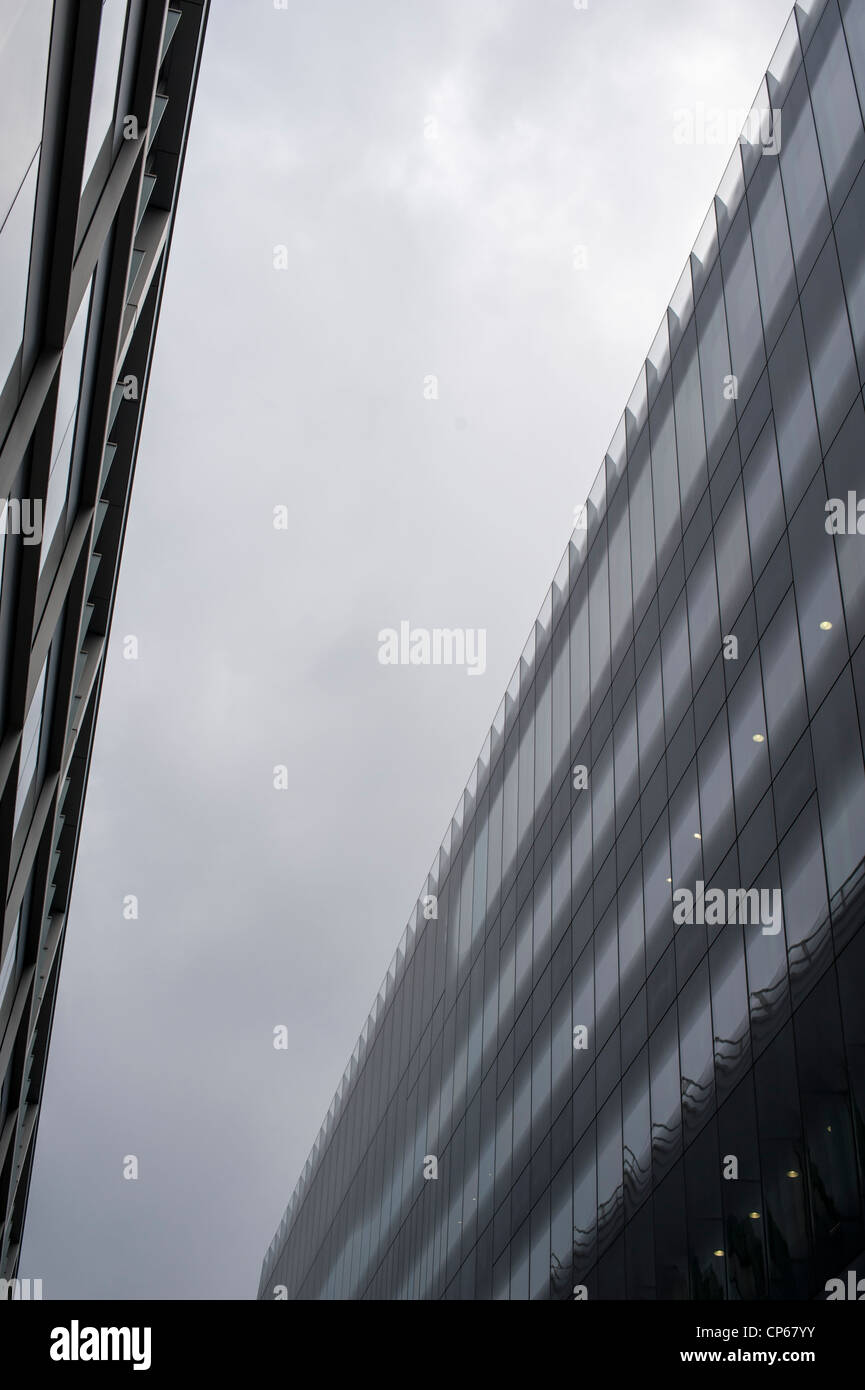 Les bâtiments en verre moderne dans Bread Street London UK. Sur l'image avec des modèles monochromes. Banque D'Images