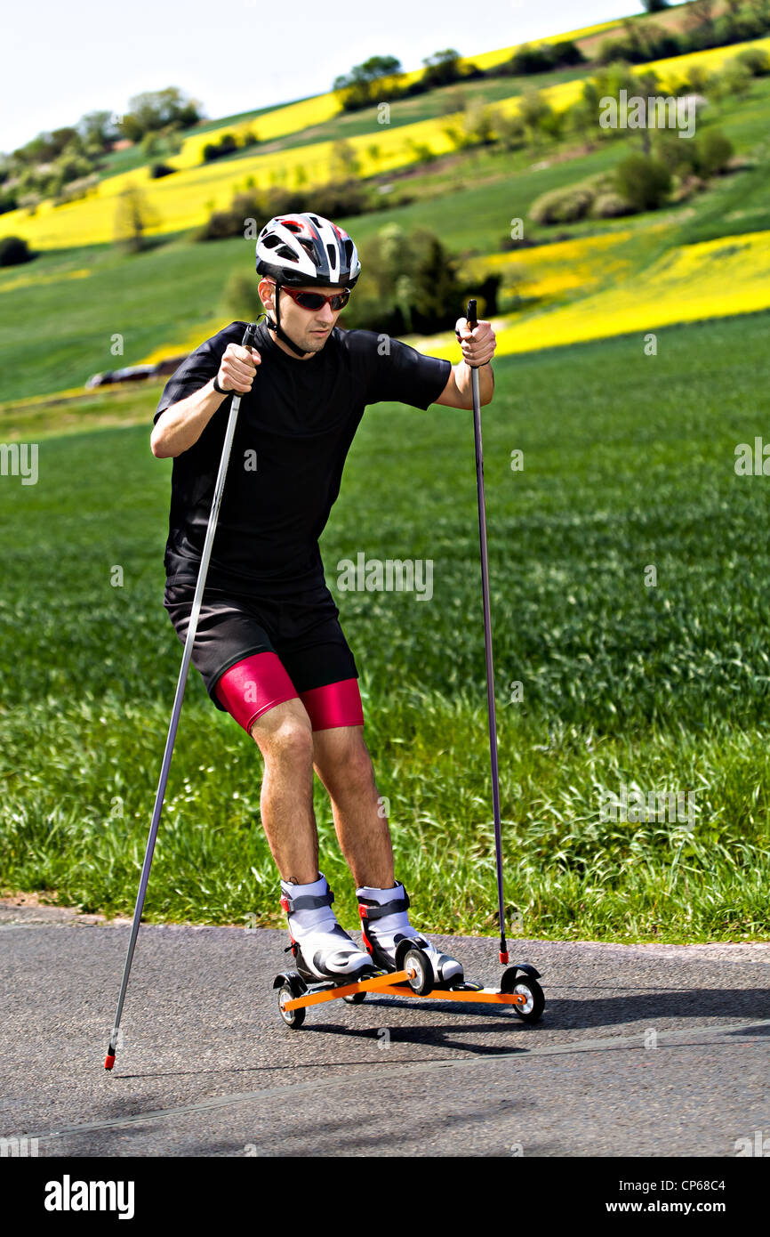 Summer cross country ski training man Banque de photographies et d'images à  haute résolution - Alamy