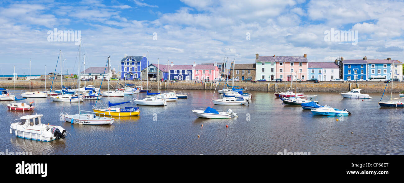 Les yachts et les petits bateaux dans le port d''Aberaeron Ceredigion Mid Wales coast UK GB EU Europe Banque D'Images