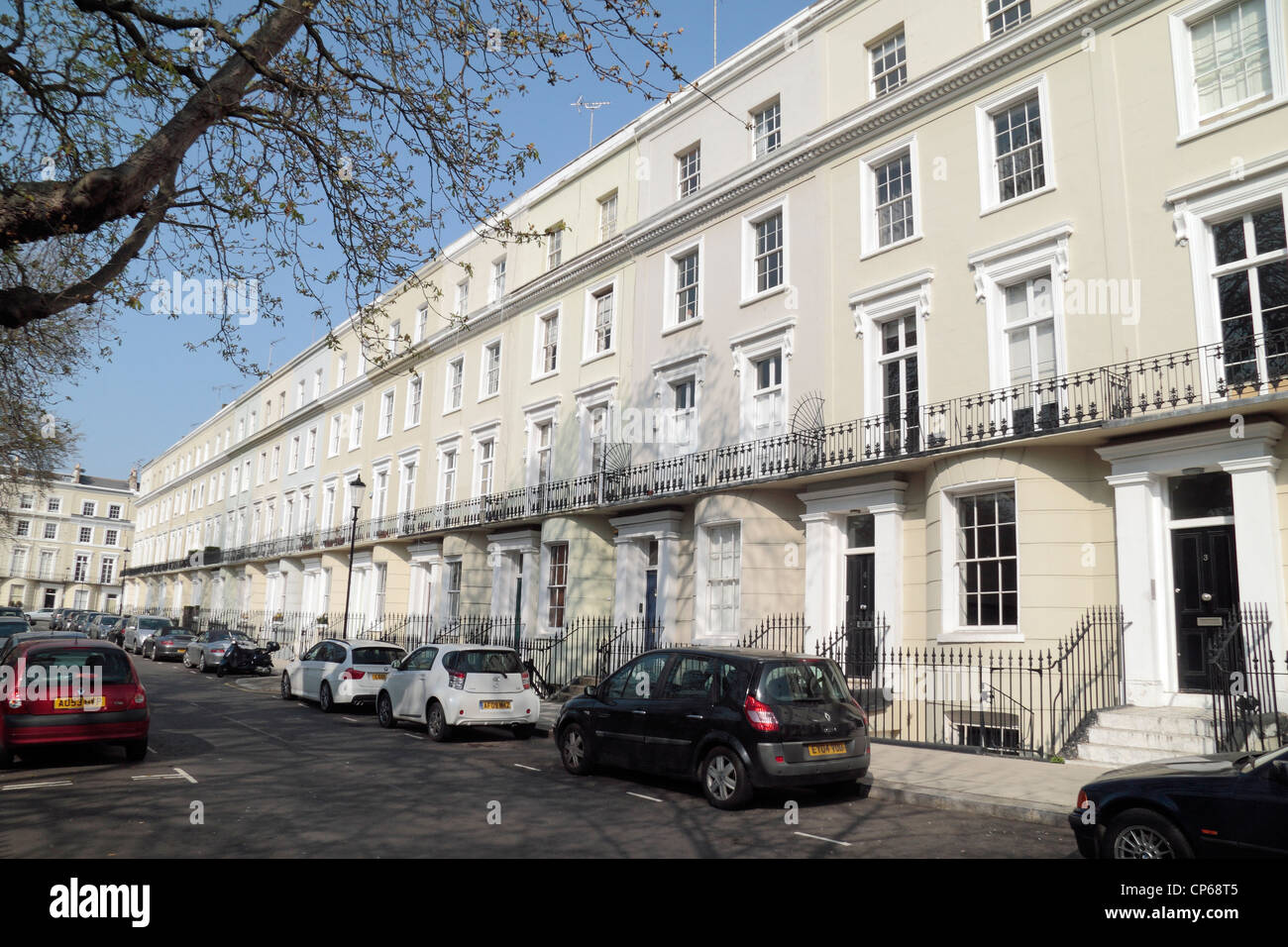 Vue générale de biens résidentiels sur Norland Square, Notting Hill, Londres, Royaume-Uni. Banque D'Images