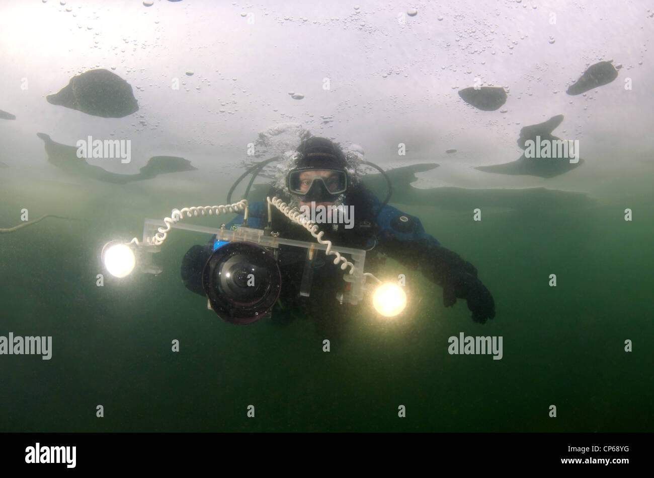 Sous-glaciaires, plongeur plongée sous-marine, plongée sous glace, dans la mer Noire, congelé un phénomène rare, la dernière fois qu'elle s'est produite en 1977, Odessa, Ukraine, Banque D'Images