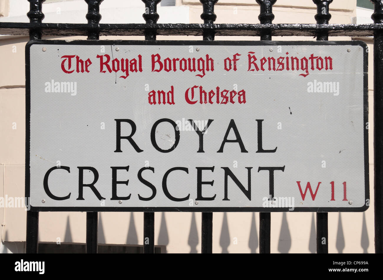 Plaque de rue pour Royal Crescent W11 dans le Royal Borough de Kensington et Chelsea, London, UK. Mars 2012 Banque D'Images