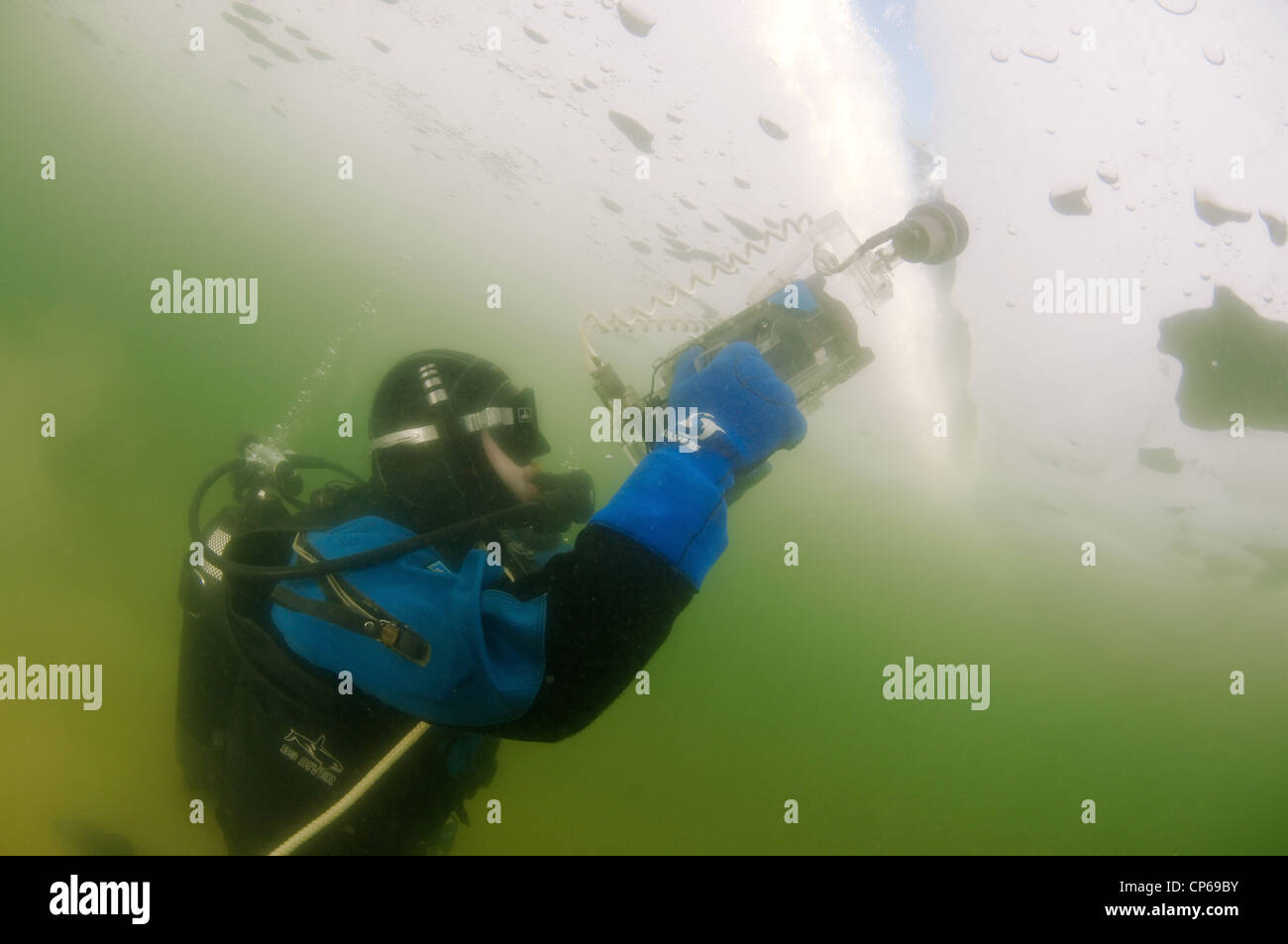 Sous-glaciaires, plongeur plongée sous-marine, plongée sous glace, dans la mer Noire, congelé un phénomène rare, la dernière fois qu'elle s'est produite en 1977, Odessa, Ukraine, Banque D'Images
