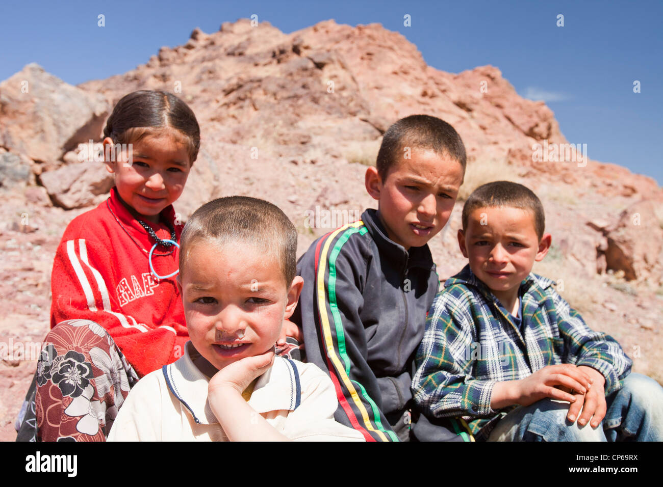 Enfants Berbère marocain dans le Djebel Sirwa Région de l'Anti Atlas montagnes du Maroc, l'Afrique du Nord. Banque D'Images