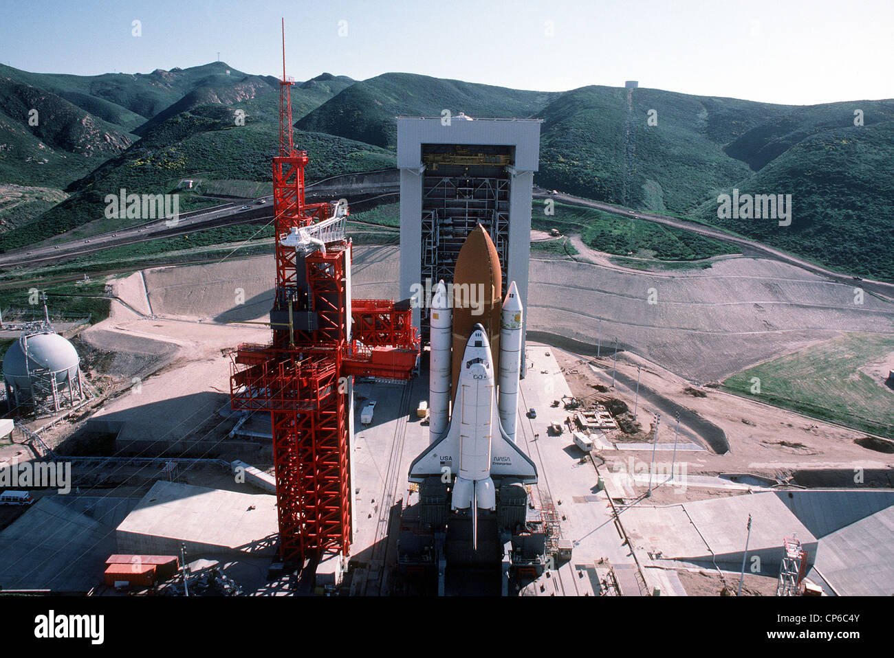 Vue d'ensemble à angle élevé de Space Shuttle Enterprise en position de lancement sur le SLC (Space Launch Complex) n° 6, communément appelé « SLICK 6 », lors des contrôles prêts à démarrer pour vérifier les procédures de lancement. Banque D'Images