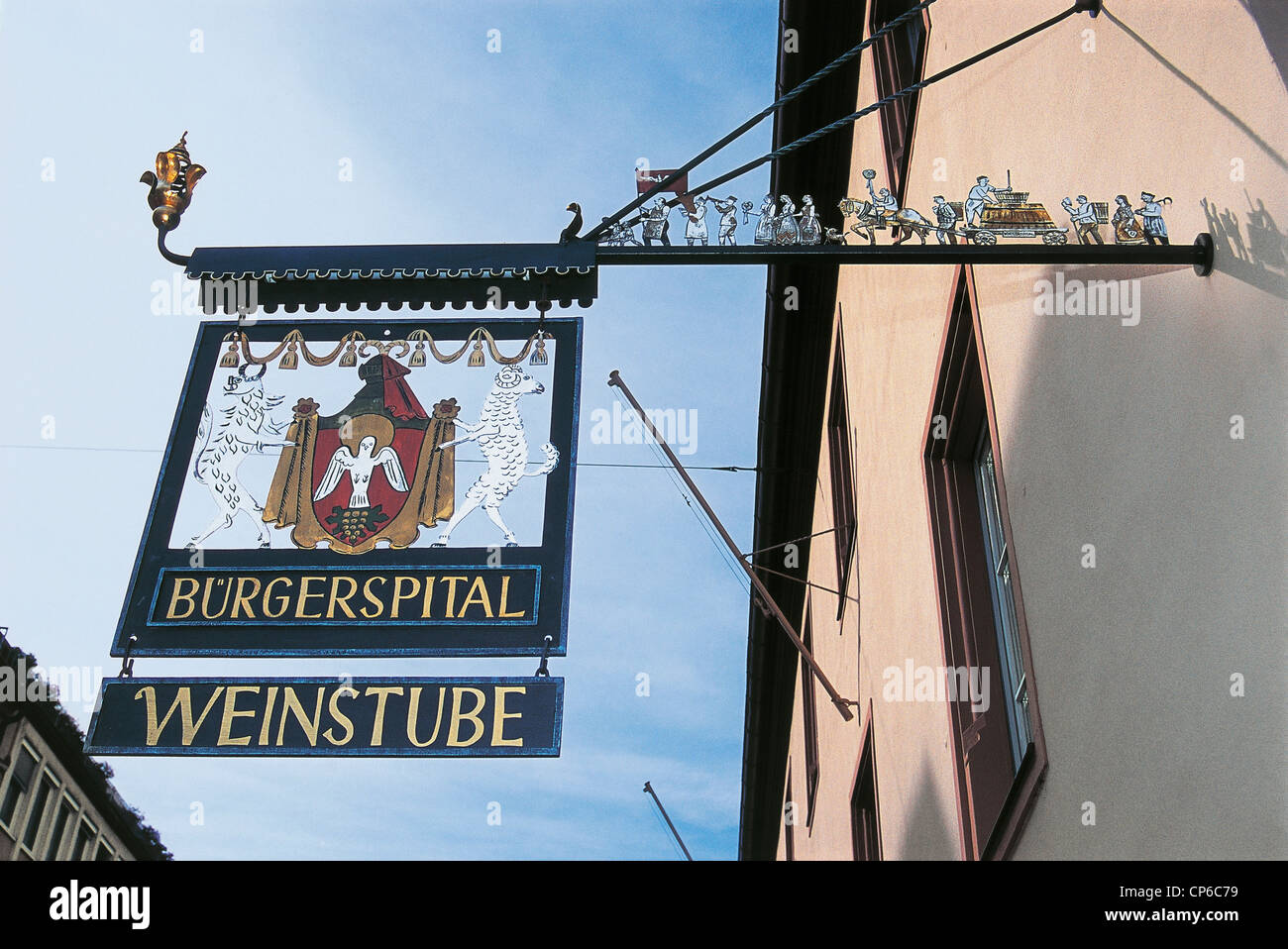 Allemagne - Bavière - Wurzburg, Burgerspital Weinstube (citoyen), l'hôpital cave enseignes en fer forgé. Banque D'Images