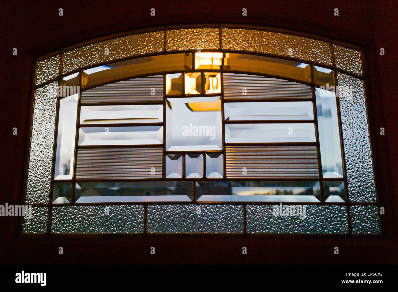 Fenêtre en verre au plomb dans la porte d'une maison de style Craftsman au Colorado, USA Banque D'Images