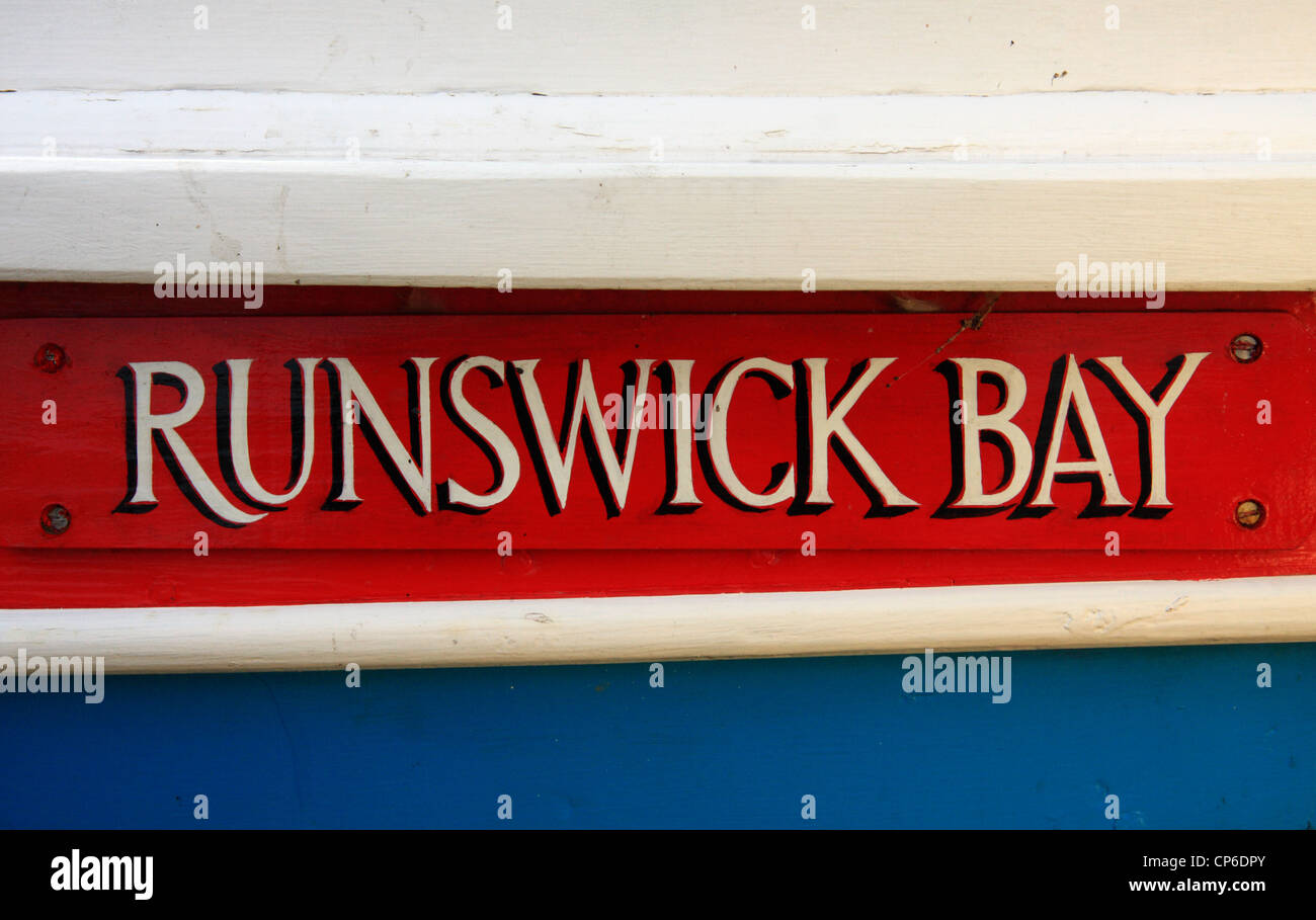 Peintes sur bateau de pêche/coble à Runswick Bay, North Yorkshire, UK Banque D'Images