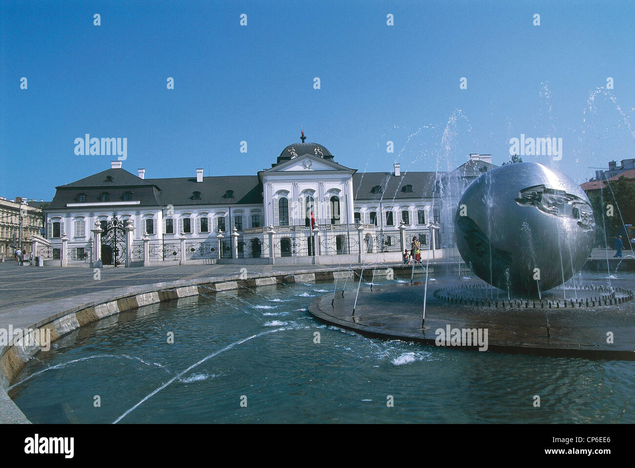 Slovaquie - BRATISLAVA, la fontaine et le monde Grassalkovicov Palace (Résidence présidentielle). Banque D'Images